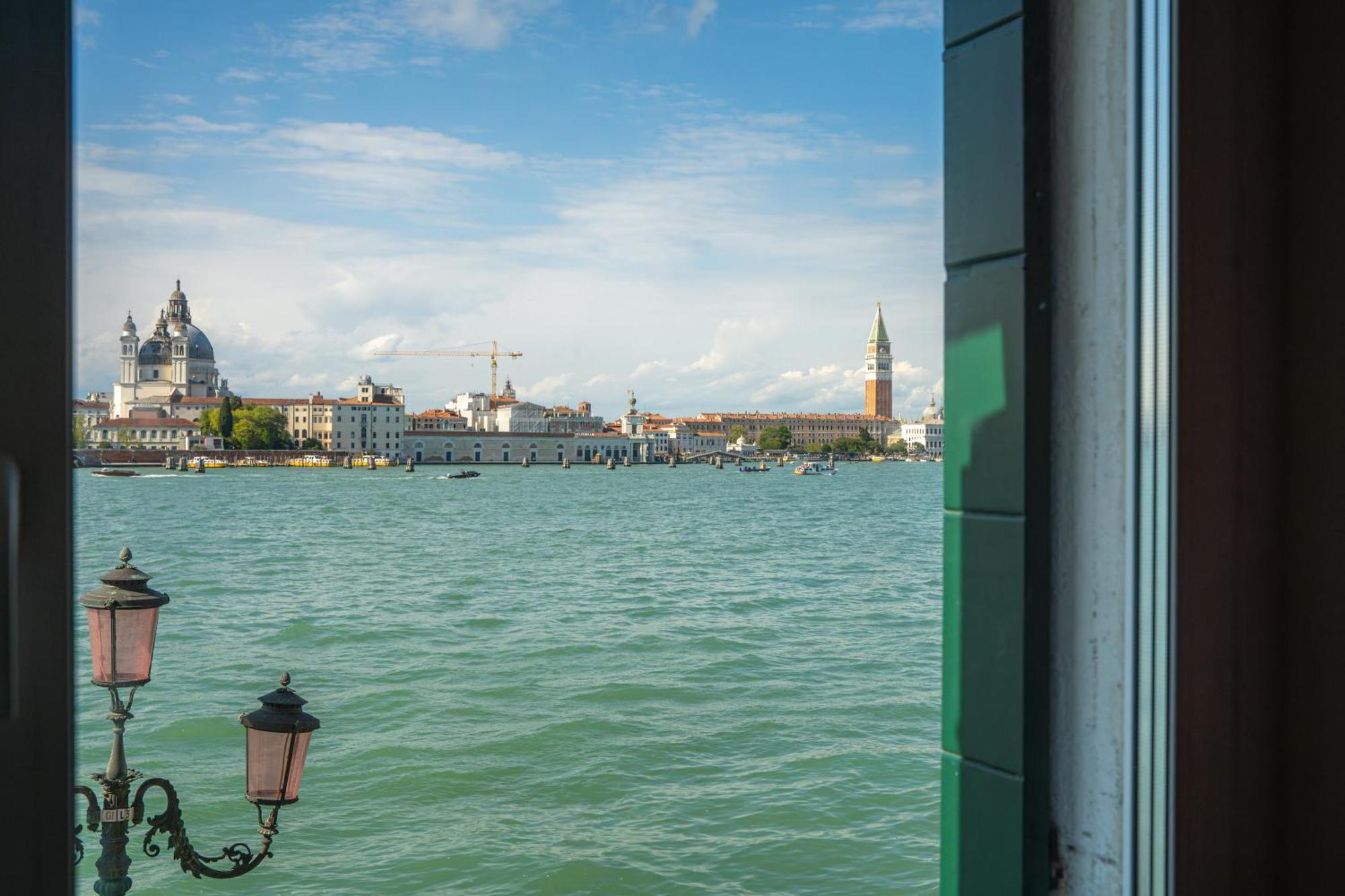 3 Windows On St - Waterfront Venice