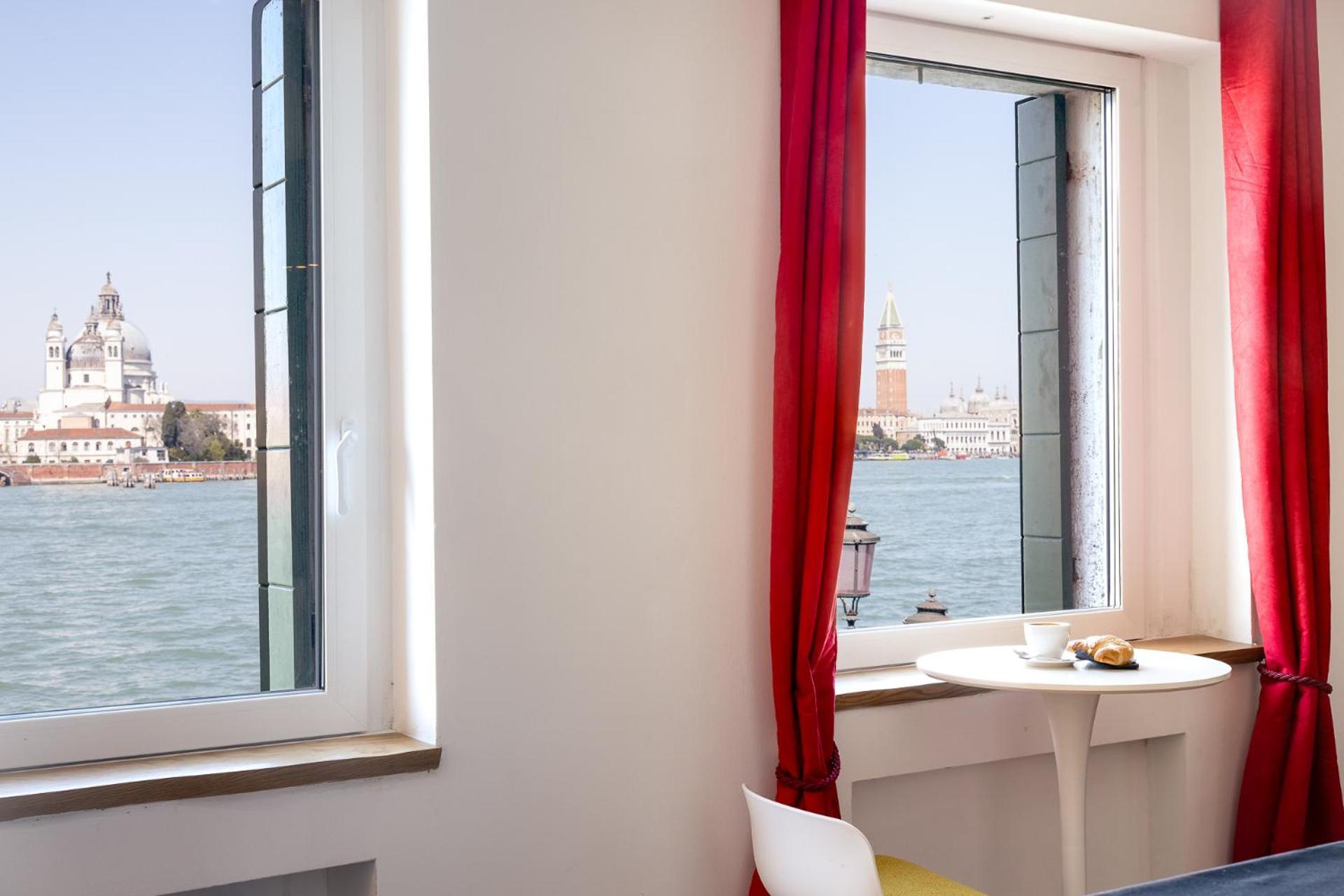 3 Windows On St - Waterfront Apartment *